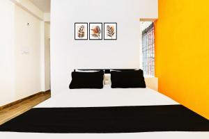 Hotel O YAS DEV客房内的一张或多张床位