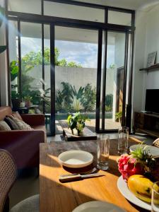 een woonkamer met een tafel met bananen erop bij The Green Atelier Bali in Jimbaran