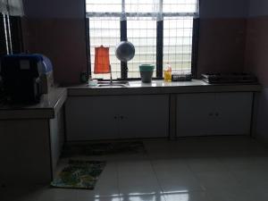 Η κουζίνα ή μικρή κουζίνα στο Annur Homestay 2