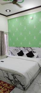 Postel nebo postele na pokoji v ubytování Yash Paying Guest House