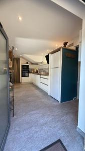 A kitchen or kitchenette at Gite l 'Eternelle