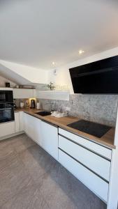 A kitchen or kitchenette at Gite l 'Eternelle