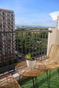 Un balcon sau o terasă la Pool view Condo with Balcony near Mactan Airport - La Vela Studio Mactan