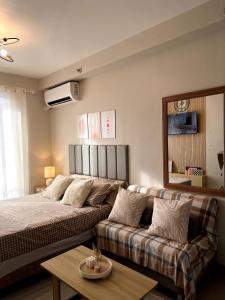 Un pat sau paturi într-o cameră la Pool view Condo with Balcony near Mactan Airport - La Vela Studio Mactan +24 fotografii