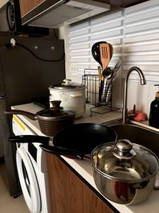 O bucătărie sau chicinetă la Pool view Condo with Balcony near Mactan Airport - La Vela Studio Mactan