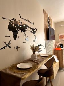 Un televizor și/sau centru de divertisment la Pool view Condo with Balcony near Mactan Airport - La Vela Studio Mactan