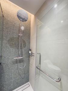 Ein Badezimmer in der Unterkunft Phi Phi at Pier