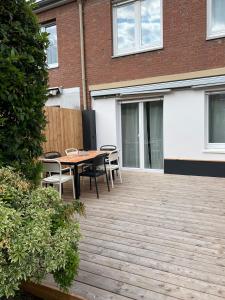 a patio with a table and chairs and a building at Ferienhaus Höhennest am Niederrhein - 30 Min Düsseldorf Venlo - SmartTV in Viersen +30 photos