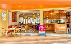 Ein Restaurant oder anderes Speiselokal in der Unterkunft Phi Phi at Pier 
