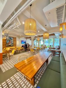 Ein Restaurant oder anderes Speiselokal in der Unterkunft Phi Phi at Pier 