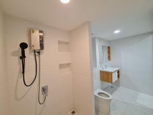 Bangkok NoiにあるWanglang Homeのシャワー、トイレ、洗面台付きのバスルーム +30枚の写真