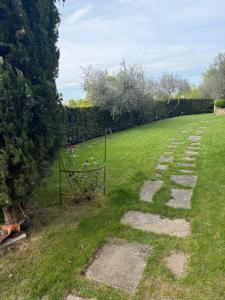 ogród z kamienną ścieżką w trawie w obiekcie Castellino di Malborghetto w mieście Montelupo Fiorentino +135 zdjęć