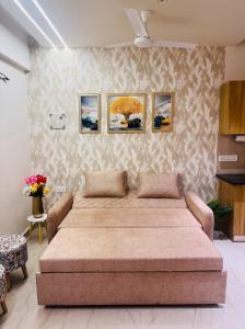Ένα ή περισσότερα κρεβάτια σε δωμάτιο στο HILLTOP RESIDENCY Luxury 1 BHK Appartment +64 φωτογραφίες