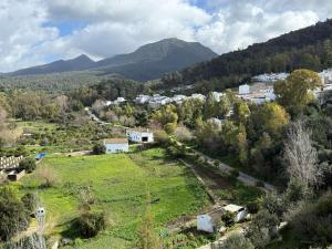 a small village in a field with mountains in the background at El bosque NOMADA 2 in El Bosque