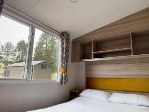 Postel nebo postele na pokoji v ubytování The Dram Van - Beautiful, luxury static caravan