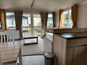 Posezení v ubytování The Dram Van - Beautiful, luxury static caravan