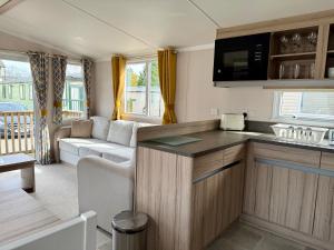 Kuchyň nebo kuchyňský kout v ubytování The Dram Van - Beautiful, luxury static caravan