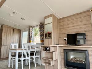 Kuchyň nebo kuchyňský kout v ubytování The Dram Van - Beautiful, luxury static caravan