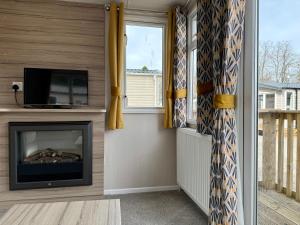 TV a/nebo společenská místnost v ubytování The Dram Van - Beautiful, luxury static caravan