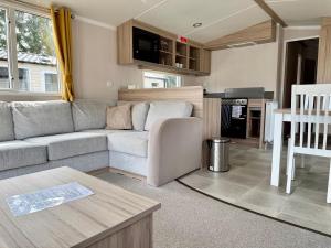 Kuchyň nebo kuchyňský kout v ubytování The Dram Van - Beautiful, luxury static caravan