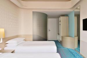 Postel nebo postele na pokoji v ubytování Hotel Caves Plaza Near IGI AIrport Delhi