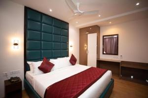 Postel nebo postele na pokoji v ubytování Hotel Caves Plaza Near IGI AIrport Delhi