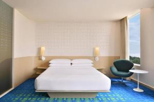 Postel nebo postele na pokoji v ubytování Hotel Caves Plaza Near IGI AIrport Delhi