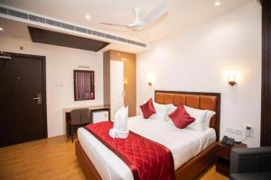 Postel nebo postele na pokoji v ubytování Hotel Caves Plaza Near IGI AIrport Delhi