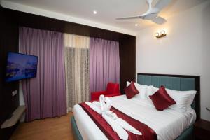 Postel nebo postele na pokoji v ubytování Hotel Caves Plaza Near IGI AIrport Delhi