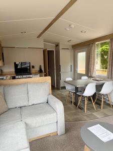 Posezení v ubytování The Spey Van - Beautiful, luxury static caravan