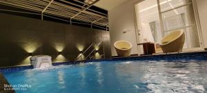 ein großer Pool mit zwei WCs und einem Pool in der Unterkunft S R Spa Suites in Mysore