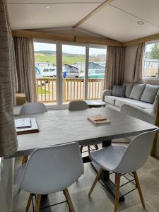 Χώρος καθιστικού στο The Ghillie's Van - Beautiful, luxury static caravan