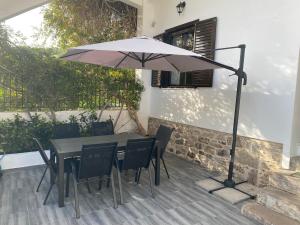 Patio nebo venkovní prostory v ubytování Poros Seaside Suite