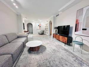 TV a/nebo společenská místnost v ubytování JP dream house apartments in Puerto Banus