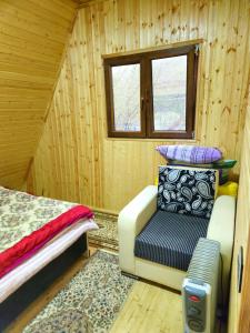 a small room with a chair and a bed at Xalxal Luxe Lodge in Oğuz +14 photos