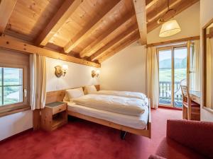 Postel nebo postele na pokoji v ubytování Hotel Chesa Pool