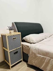 クチンにあるWind Homestay Delofts Emporium - Heart of Kuchingのベッドルーム1室(ベッド1台、ベッドの横にナイトスタンド付) +23枚の写真