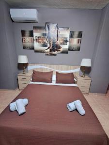Postel nebo postele na pokoji v ubytování Hostal Doña María