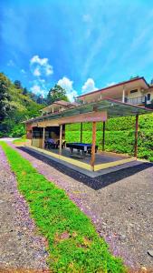 Το κτήριο όπου στεγάζεται  το δωμάτιο σε οικογενειακή κατοικία +3 φωτογραφίες