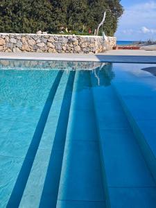 Bazén v ubytovaní Cathrin Beachfront Villa alebo v jeho blízkosti