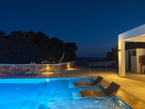 Bazén v ubytovaní Cathrin Beachfront Villa alebo v jeho blízkosti