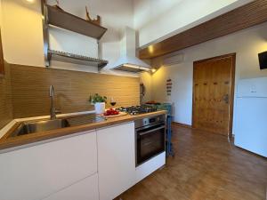 Kuchyň nebo kuchyňský kout v ubytování Bedda Casa Al Mare