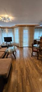 Ruang duduk di Rada's Apartment BSV