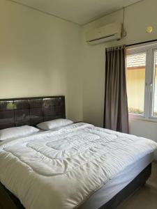 Ένα ή περισσότερα κρεβάτια σε δωμάτιο στο villa hari jabon adel