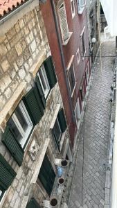 Το κτήριο όπου στεγάζεται  το διαμέρισμα