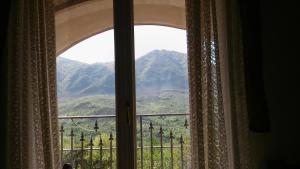 A general mountain view or a mountain view taken from az apartmanhoteleket