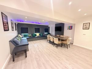 リバプールにあるAmazing 10 bed apt on Mathew Street Sleeps 18のテーブルと椅子のある広いリビングルーム