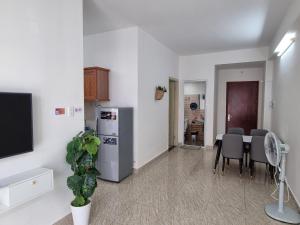 una cucina e una sala da pranzo con un tavolo e una televisione di Kate's house Nha Trang - Apartment 60m2 2BR 2Bath, 5 min to beach a Nha Trang Altre 15 foto