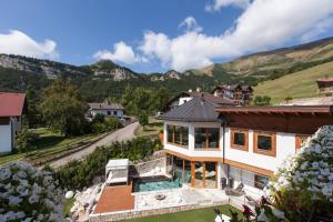 Nespecifikovaný výhled na hory nebo výhled na hory při pohledu z hotelu