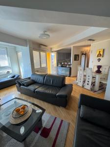 ein Wohnzimmer mit Sofa und Tisch in der Unterkunft MATEA PREMIUM Apartment in Kragujevac